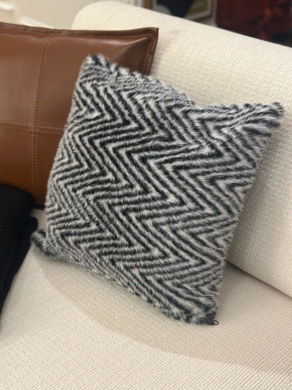 Black & White Plush Throw Pillow Cover – Retro Textured Cushion (45 × 45 cm)