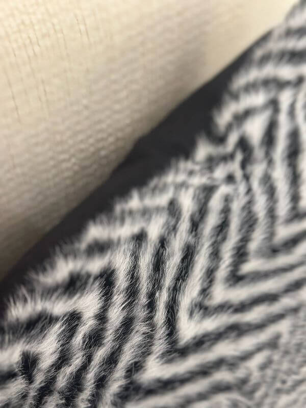 Black & White Plush Throw Pillow Cover – Retro Textured Cushion (45 × 45 cm)