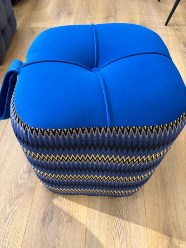 Velvet Cube Pouf – Blue & Gold Zigzag Fabric Accent (43 x 40 cm)