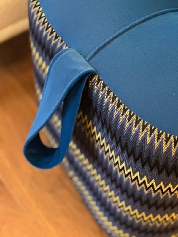 Velvet Cube Pouf – Blue & Gold Zigzag Fabric Accent (43 x 40 cm)