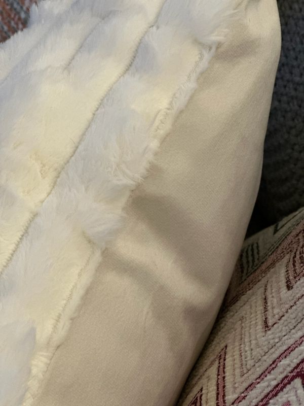 Ecru Faux Fur Throw Pillow Case – Ultra Soft Plush Cushion Cover (45 × 45 cm)