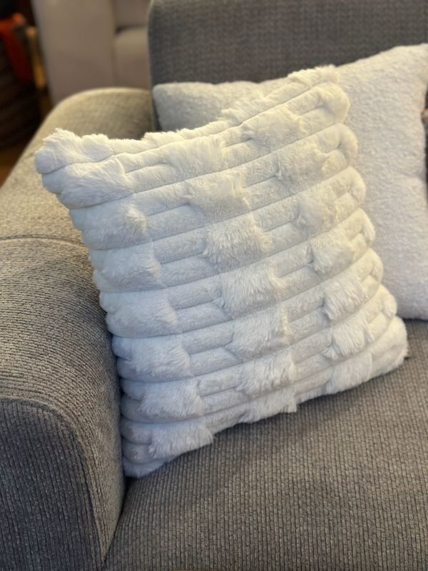 Ecru Faux Fur Throw Pillow Case – Ultra Soft Plush Cushion Cover (45 × 45 cm)