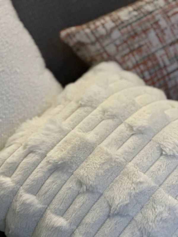 Ecru Faux Fur Throw Pillow Case – Ultra Soft Plush Cushion Cover (45 × 45 cm)