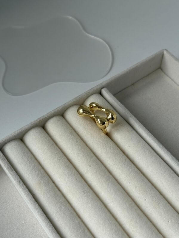Fluid Knot Ring