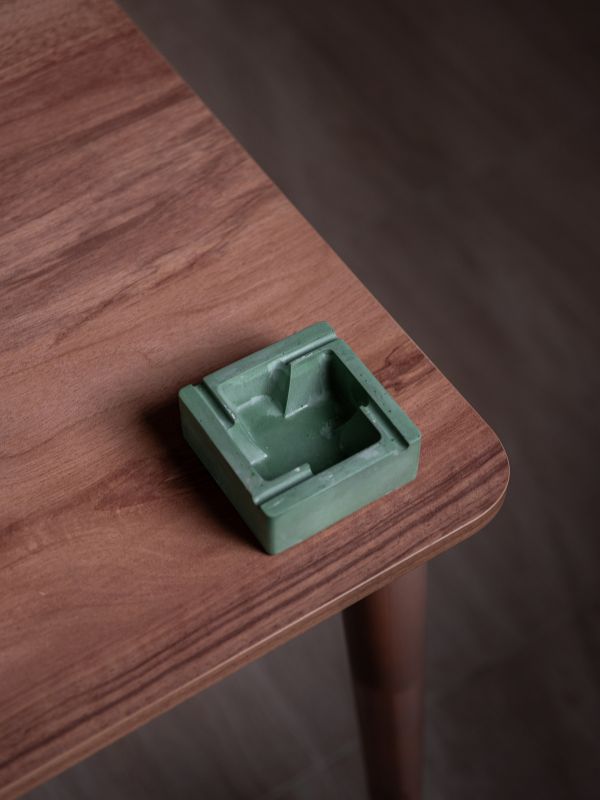 Maze Ashtray – Labyrinth-Inspired Concrete Accent