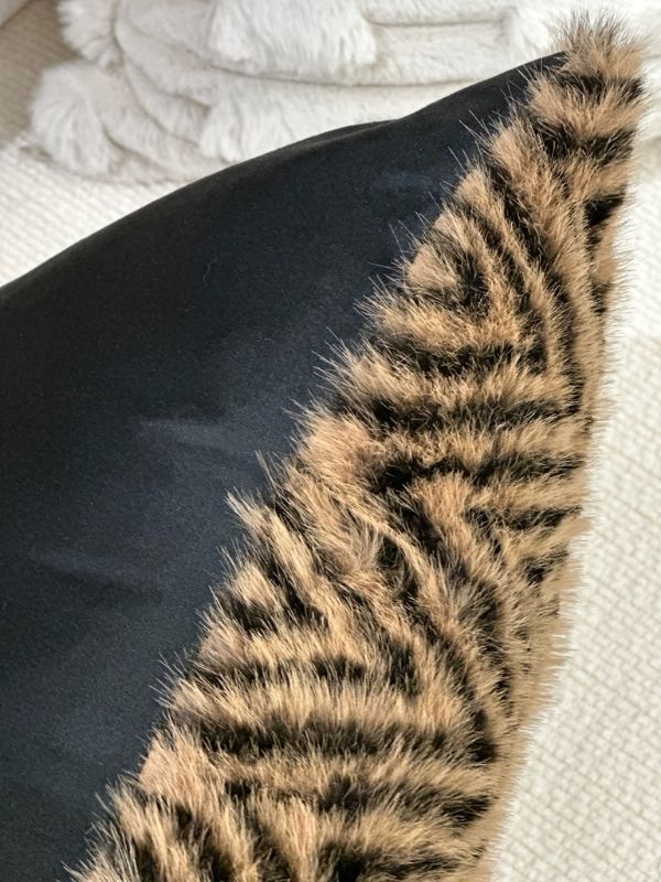 Black & Brown Plush Throw Pillow Cover – Retro Textured Cushion (45 × 45 cm)