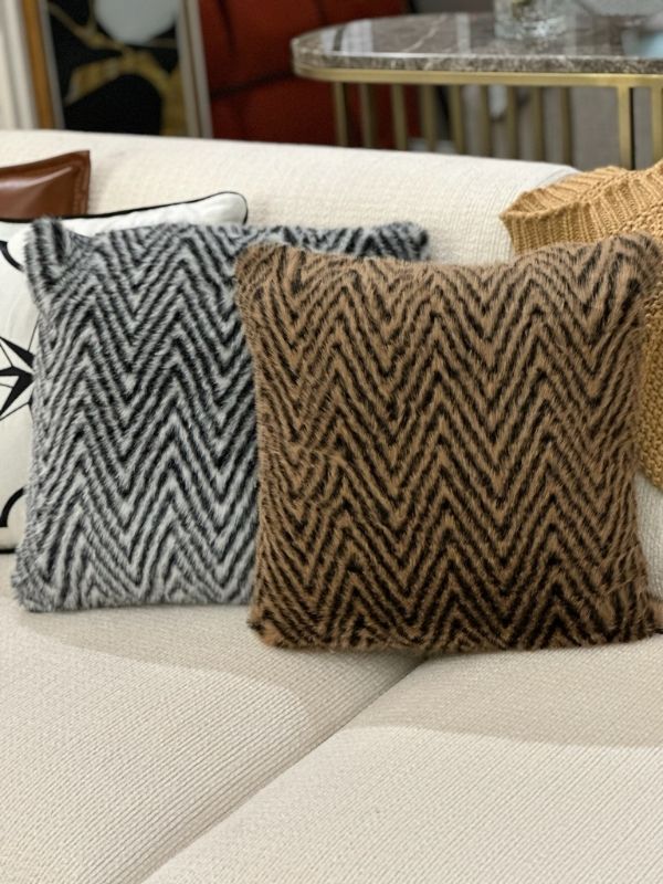 Black & Brown Plush Throw Pillow Cover – Retro Textured Cushion (45 × 45 cm)