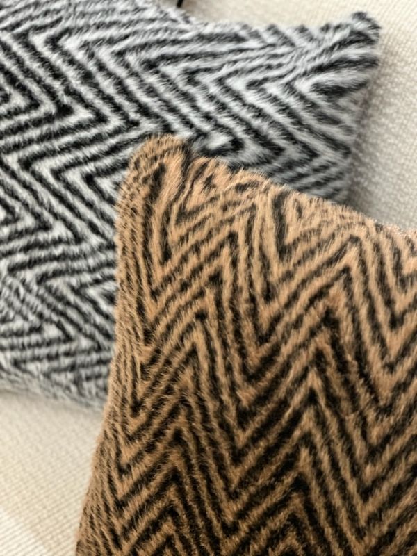 Black & White Plush Throw Pillow Cover – Retro Textured Cushion (45 × 45 cm)