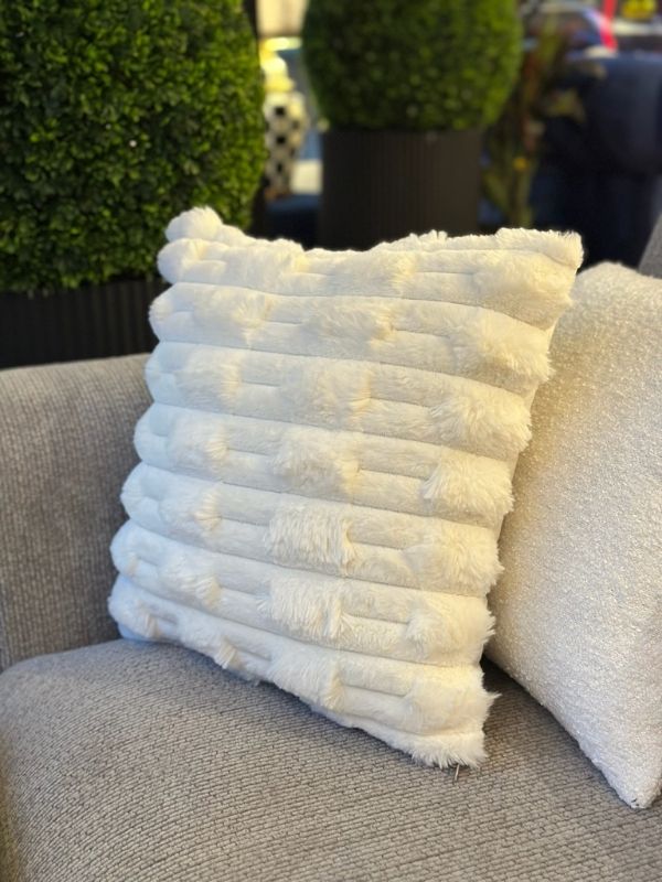 Ecru Faux Fur Throw Pillow Case – Ultra Soft Plush Cushion Cover (45 × 45 cm)