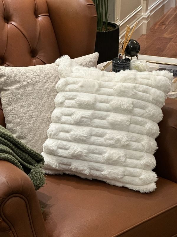 Ecru Faux Fur Throw Pillow Case – Ultra Soft Plush Cushion Cover (45 × 45 cm)