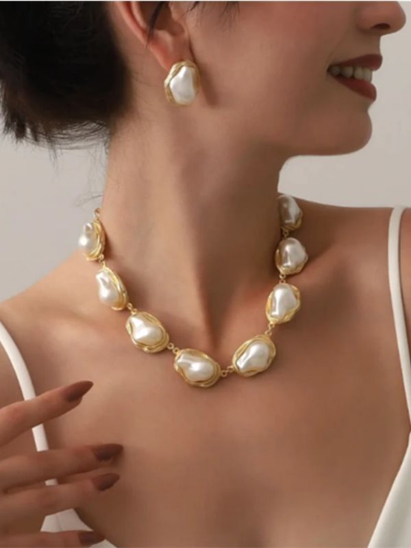 Elara Pearl Earrings