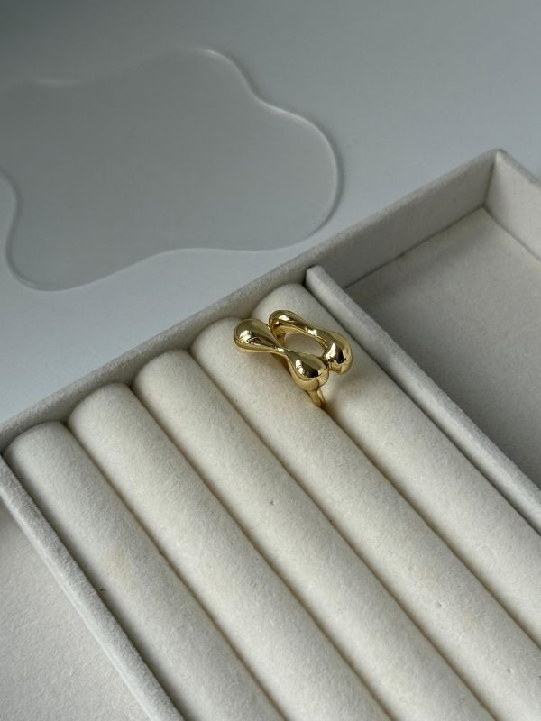 Fluid Knot Ring