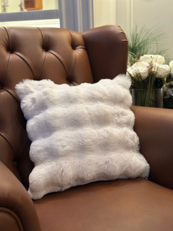 Ivory Faux Fur Throw Pillow Case – Ultra Soft Plush Cushion Cover(45 x 45 cm)
